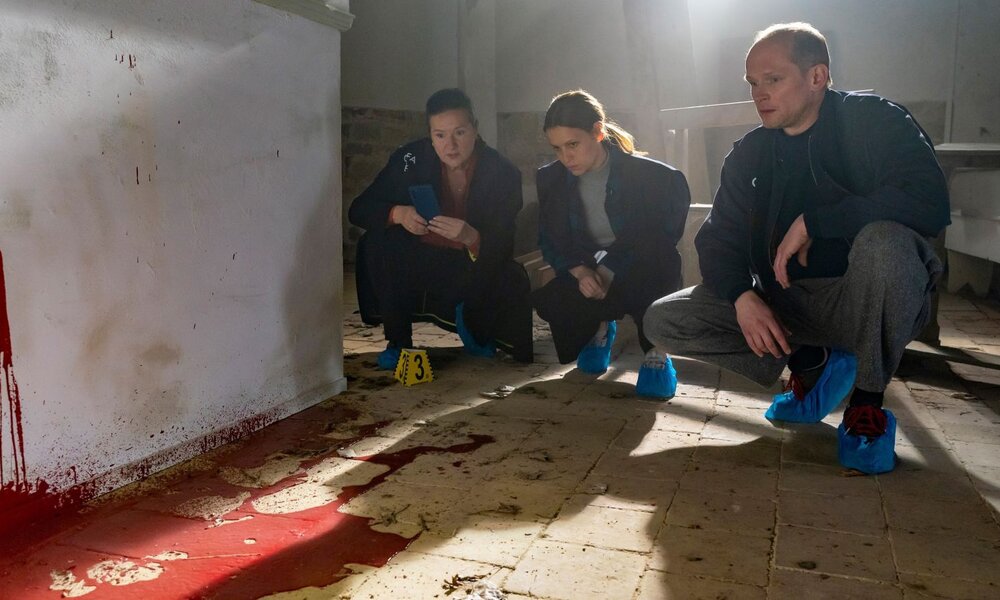 Marion Dörner (Anne-Kathrin Gummich), Annett Schuster (Kristin Suckow) und Jan Kawig (Bernhard Conrad) am blutigen Tatort in einer leerstehenden Kirche. | © MDR