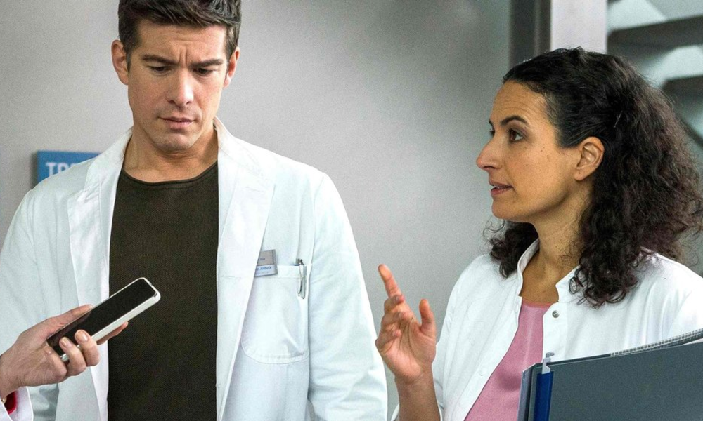 Ben Ahlbeck (Philipp Danne) und Leyla Sherbaz (Sanam Afrashteh) in der "In aller Freundschaft - Die jungen Ärzte"-Episode "Rausch". | © MDR