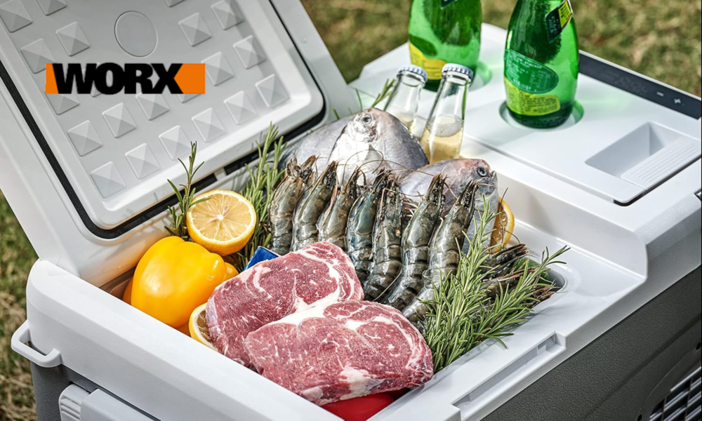 Offene  WORX Kühlbox mit Fleisch, Garnelen, Fischen, Zitronen, gelber Paprika und Rosmarinzweigen, daneben grüne Flaschen und das WORX-Logo. | © Amazon/WORX
