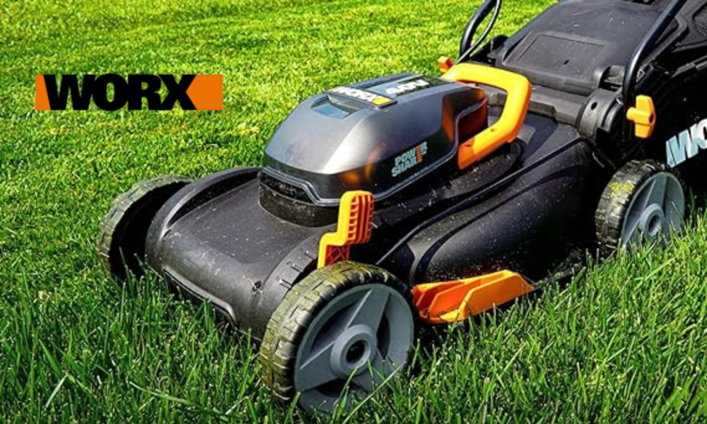 Nahaufnahme eines schwarzen WORX-Akku-Rasenmähers, der über dichtes, frisch gemähtes Gras fährt. | © Amazon/WORX