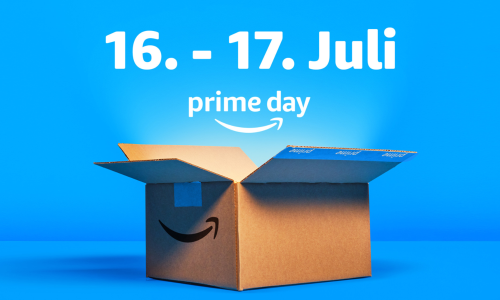Ein geöffneter brauner Karton mit Amazon-Logo vor blauem Hintergrund, darüber die Aufschrift „16. - 17. Juli Prime Day". | © Amazon