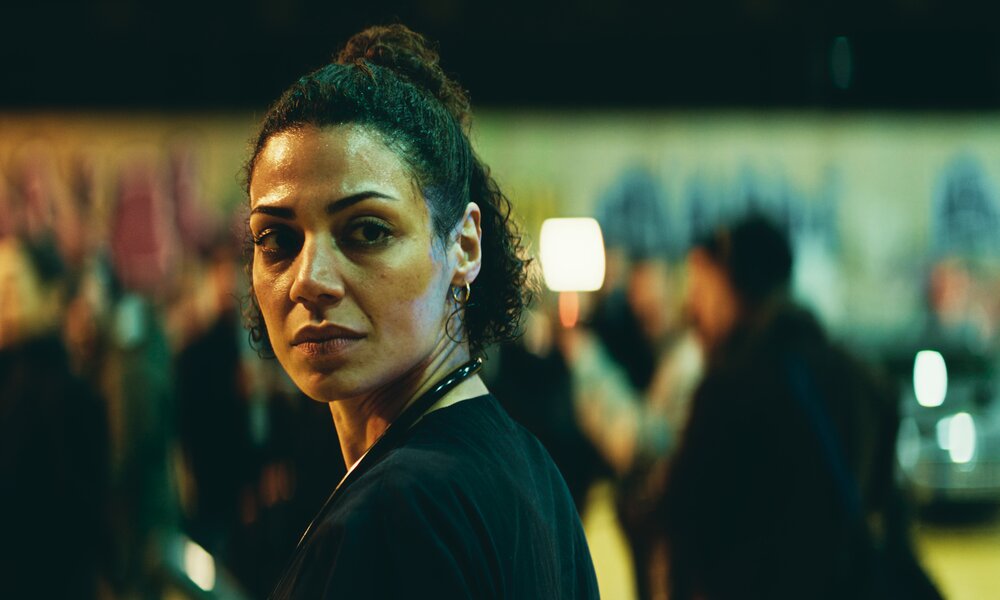 Nahaufnahme von Haley Louise Jones, die in eine Szene aus der Apple TV+ Serie "KRANK Berlin" nachdenklich Richtung Kamera blickt | © Apple TV+