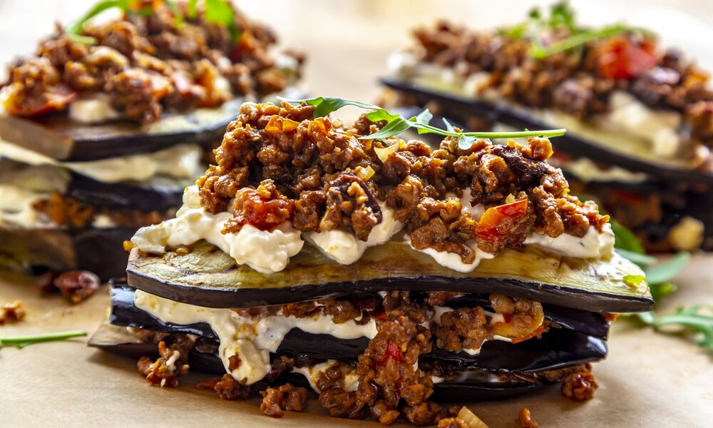 Geschichtete Auberginen-Lasagne, mit Hackfleisch, Béchamelsoße und frischen Kräutern. | © Getty Images / Westend61