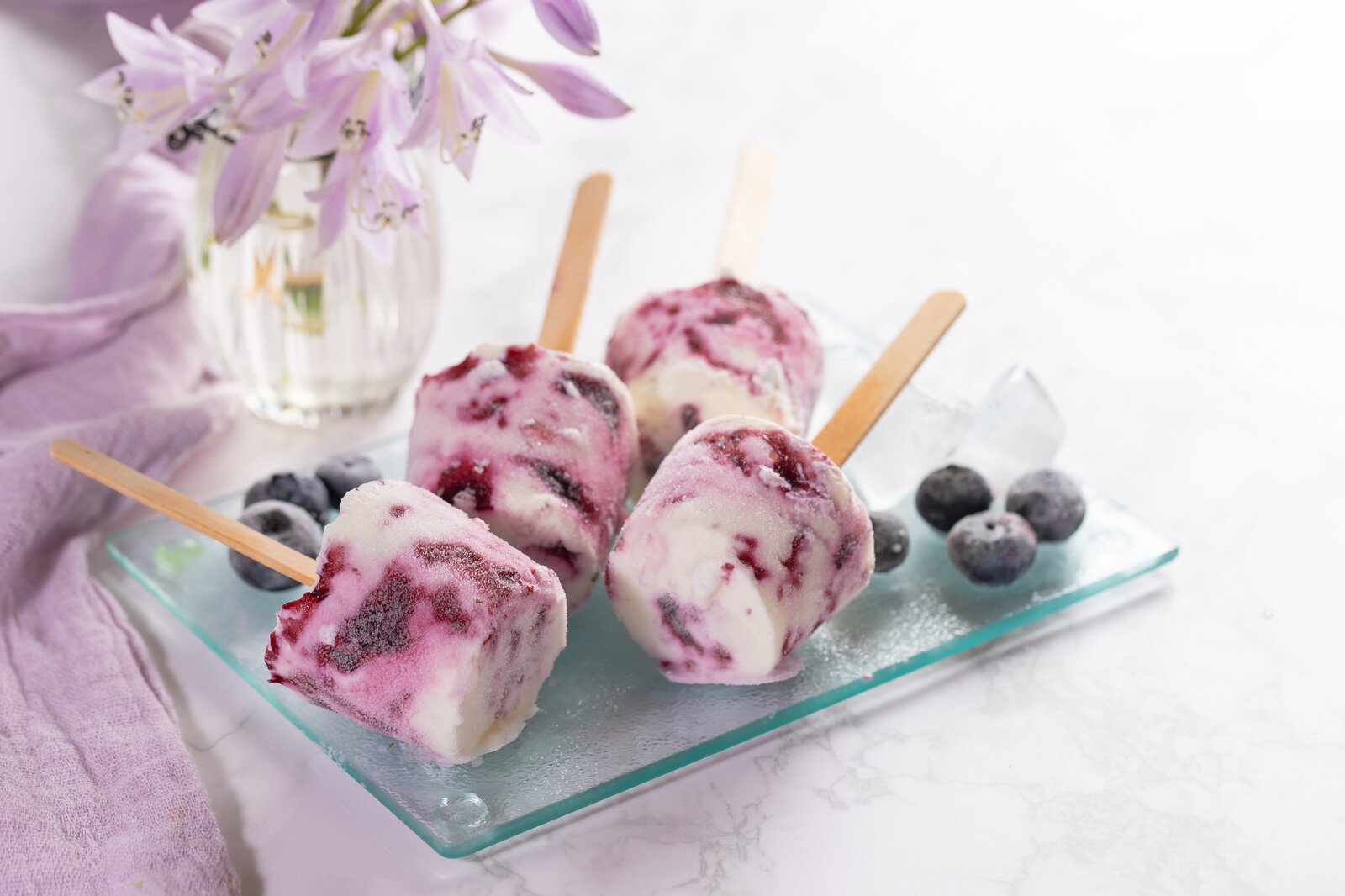 Sommerlicher Low Carb Genuss: Zuckerfreies Blaubeer-Joghurteis am Stiel