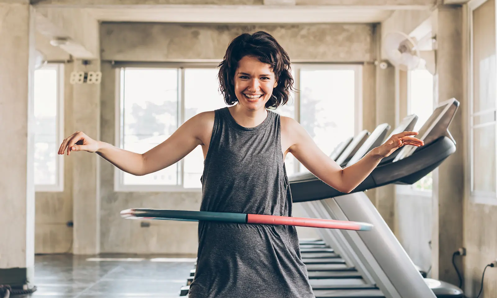 Frau schwingt Hula-Hoop-Reifen | © stock.adobe.com/twinsterphoto