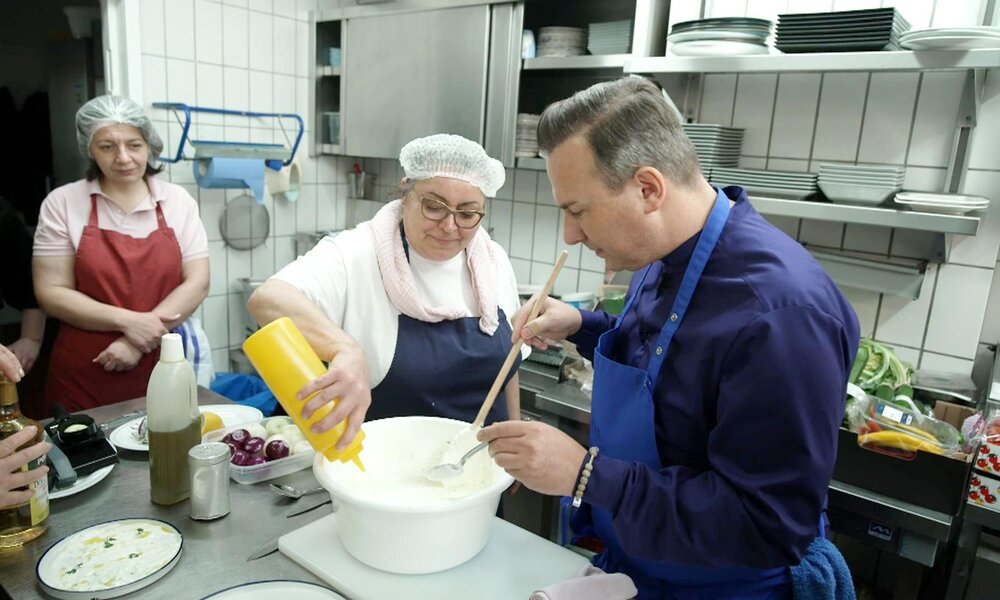 Sternekoch Tim Raue versucht dem griechischen Lokal „To Steki“ zu helfen. | © RTL