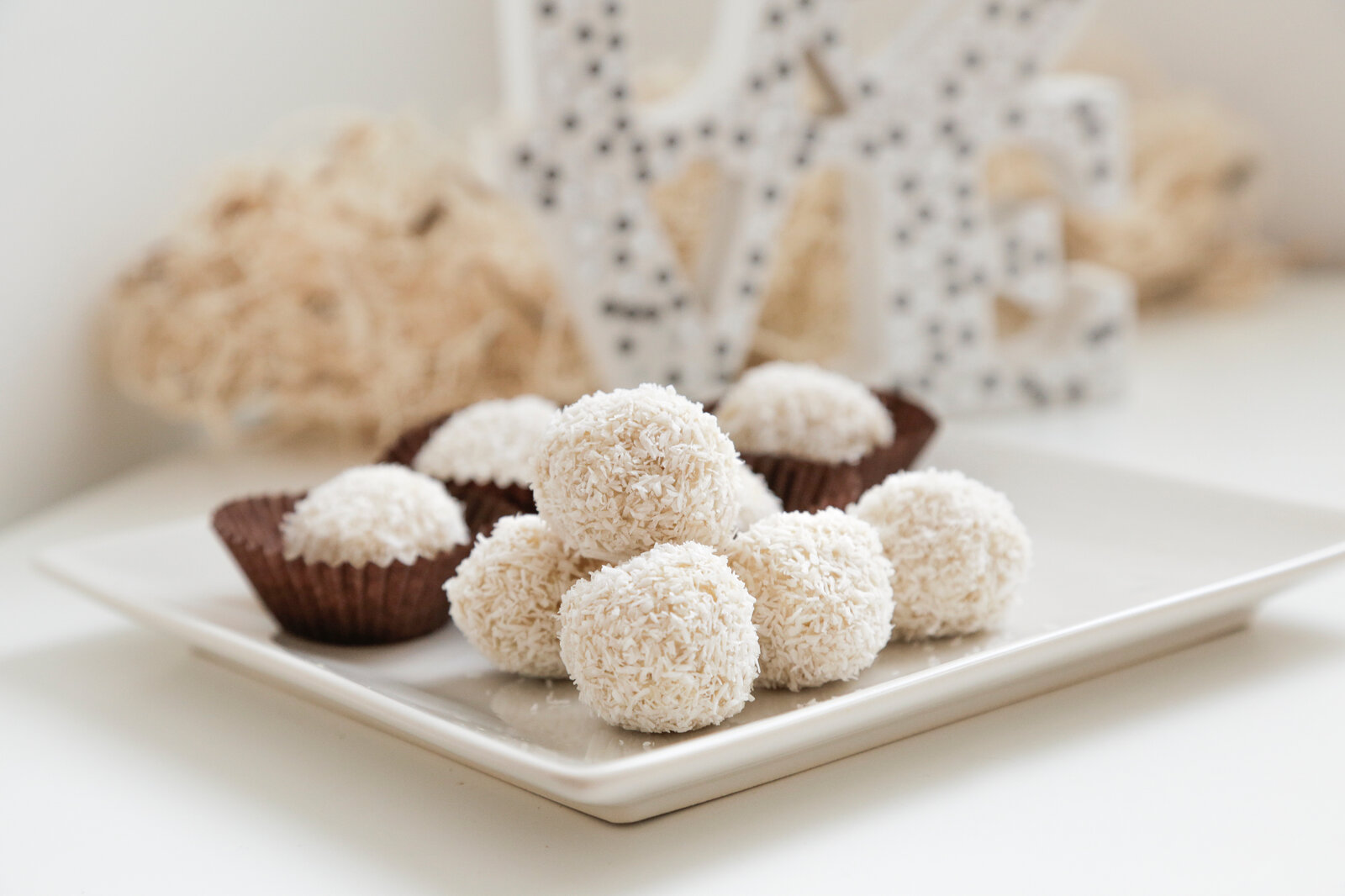 Himmlisch Low Carb: Fluffige Kokos-Joghurtbällchen ohne Zucker