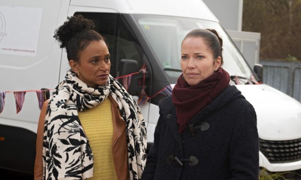 Tina (Katja Frenzel, r.) ist froh, dass sie in Anette (Sarah Masuch, l.) eine Freundin hat, die ihr unterstützend zur Seite steht. | © ARD