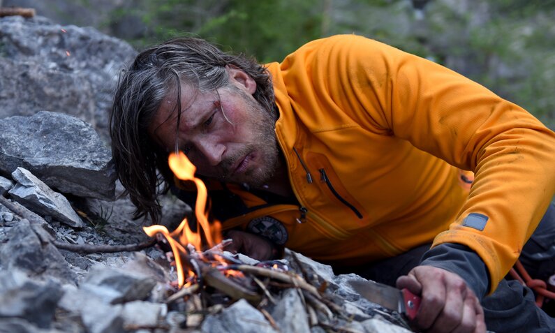 Markus Kofler (Sebastian Ströbel) muss in der ersten neuen Folge  "Um jeden Preis" mit schweren Verletzungen die Nacht alleine am Berg durchstehen. | © ZDF