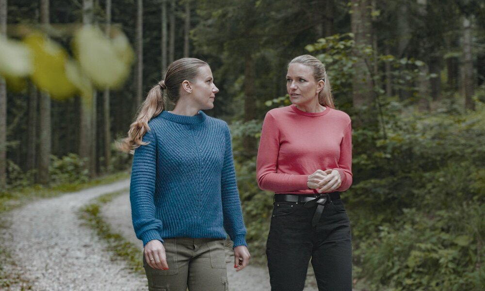 Sarah Tacke (r.) spricht mit Schöffmann über ihre Entführung und deren Folgen. | © ZDF