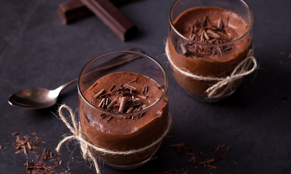 Zwei Dessertgläser befüllt mit Schokopudding. | © Getty Images / Cris Cantón