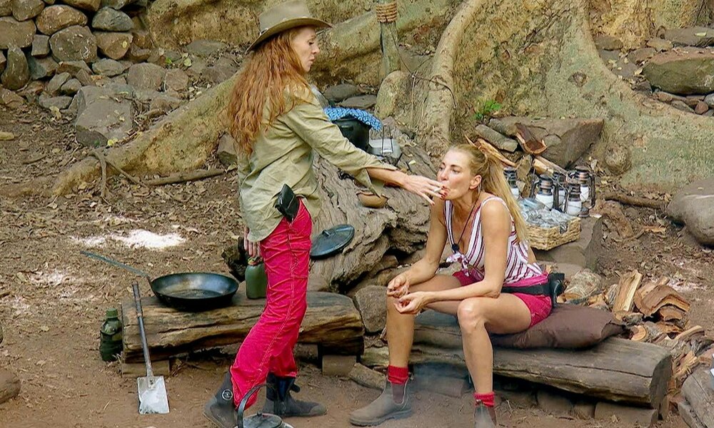 Giulia Siegel und Georgina Fleur teilen sich eine Kippe im Camp - was nach den Regeln verboten ist. | © RTL