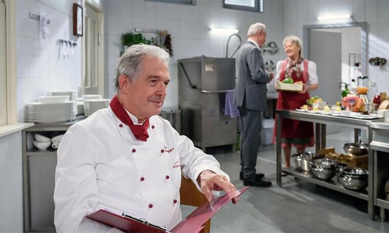 Die Tage von Chefkoch André Konopka (Joachim Lätsch) in der Fürstenhof-Küche sind gezählt. | © ARD