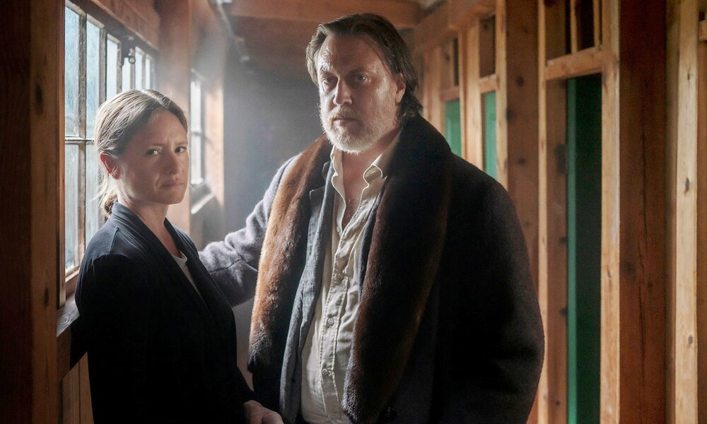 Julia Jentsch und Nicholas Ofczarek in der Sky-Serie "Der Pass" | © Sky Deutschland / W&B Television / Sammy Hart