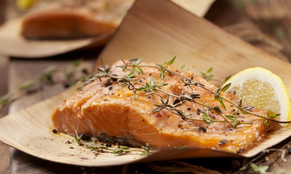 Gebratener Lachs mit Pinienkernsalsa | © gettyimages.de/LauriPatterson