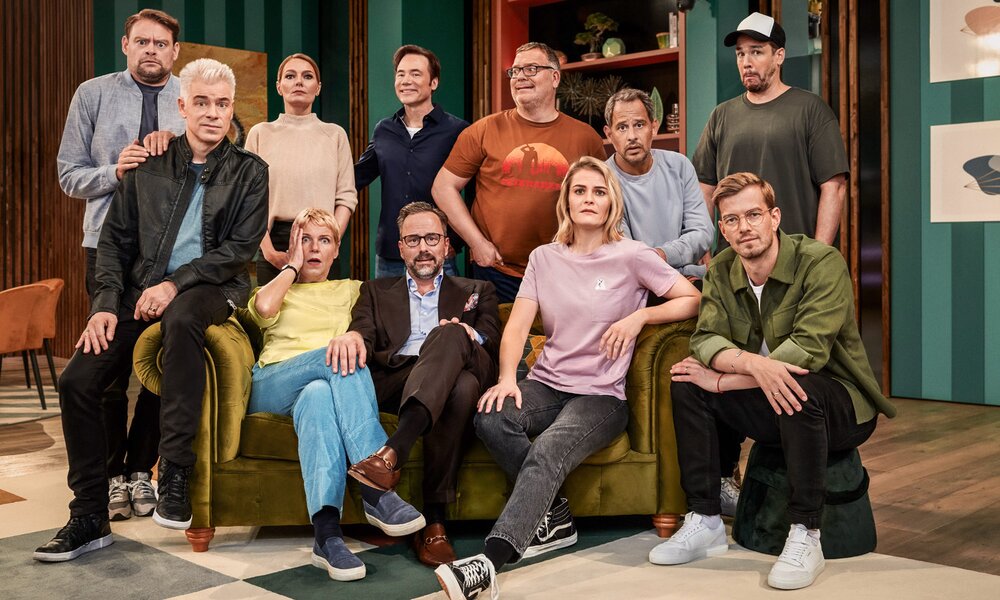 Moderator und Kandidatinnen der Prime Video Show "LOL: Last One Laughing" - Staffel 4 | © Prime Video/Frank Zauritz