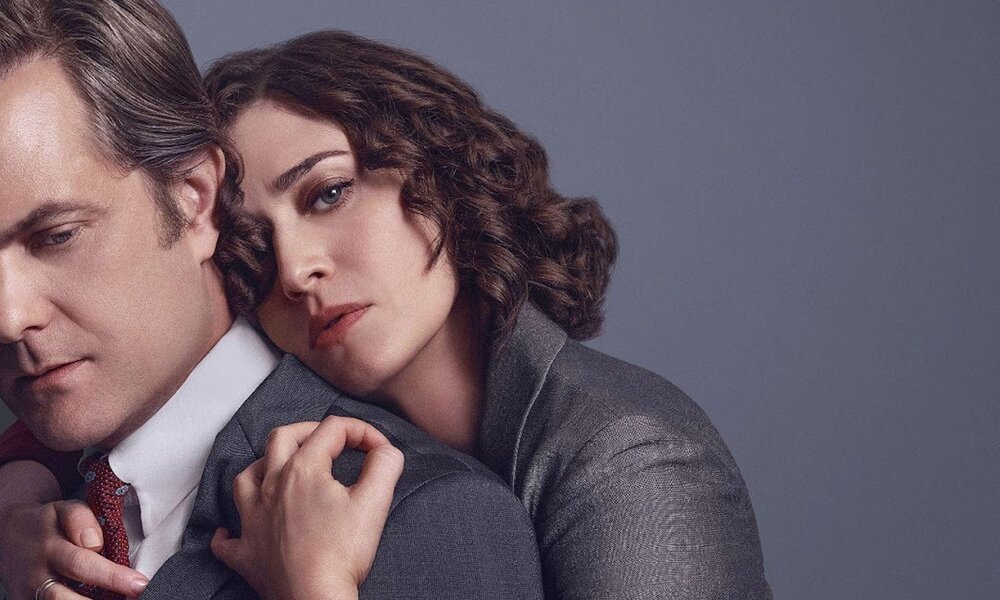 Joshua Jackson und Lizzy Caplan in der Paramount+ Serie "Eine verhängnisvolle Affäre" | © Paramount+
