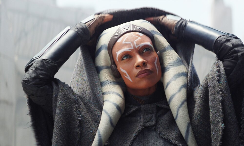 Rosario Dawson als "Ahsoka" in der gleichnamigen Star Wars Serie bei Disney+ | © 2023 Lucasfilm ltd. & All Rights Reserved/Disney+