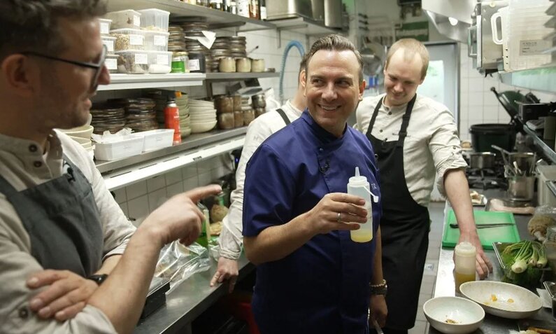 Tim Raue hilft auch dem Berliner Restaurant-Besitzer Arne Anker. | © RTL
