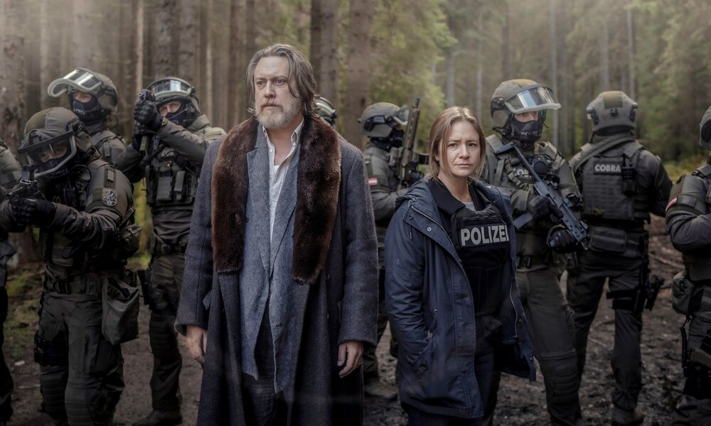 Julia Jentsch und Nicholas Ofczarek in "Der Pass" - Staffel 3 | © Sky Deutschland/W&B Television/Sammy Hart