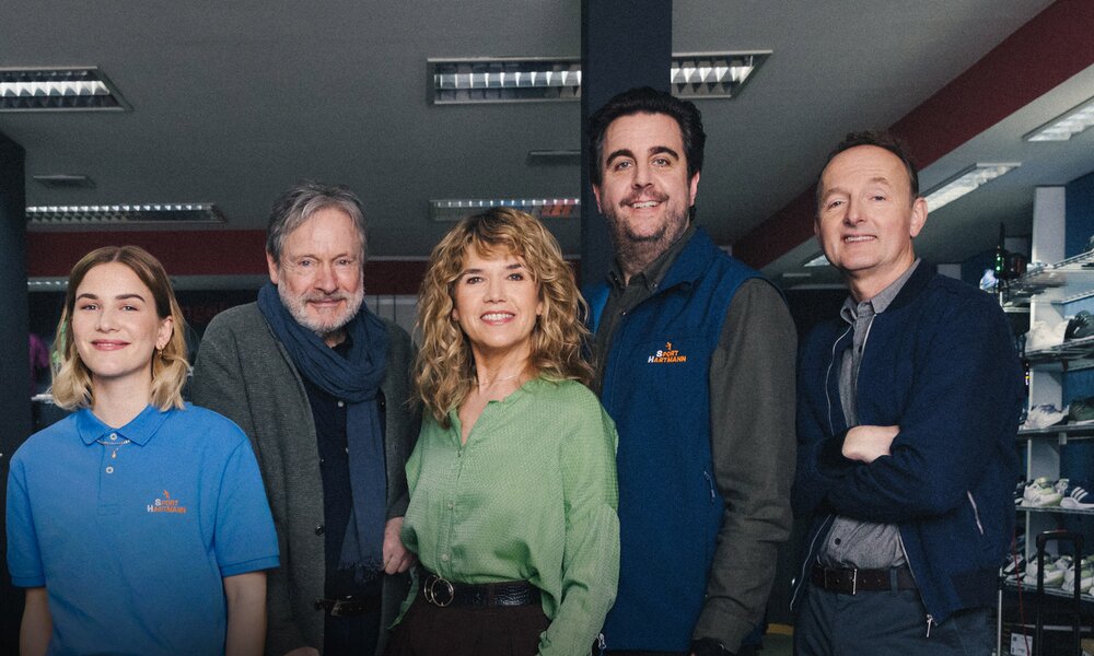 Drehstartbild zur Prime Video Serie "Never Ever" (Arbeitstitel) mit Anke Engelke und Bastian Pastewka | © Amazon Prime Video/Niren Mahajan