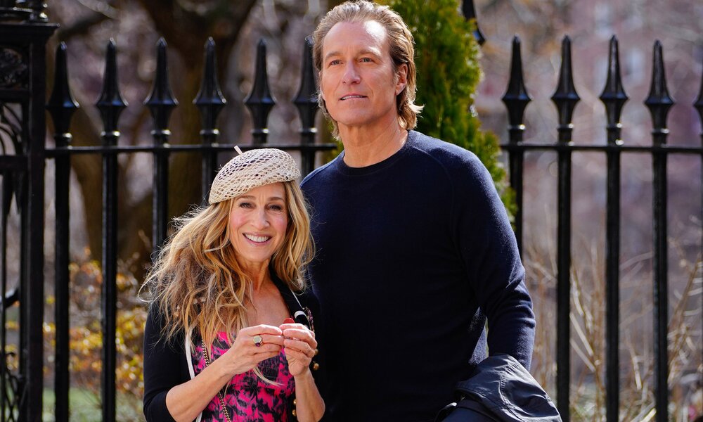 Sarah Jessica Parker und John Corbett bei den Dreharbeiten zur zweiten Staffel der HBO-Serie "And Just Like That" | © Getty Images/Gotham