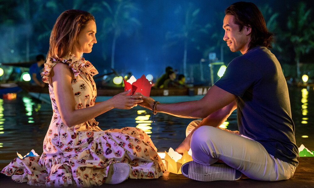 Rachael Leigh Cook und Scott Ly im Netflix-Film "A Tourist's Guide to Love" | © Netflix/Sasidis Sasisakulporn