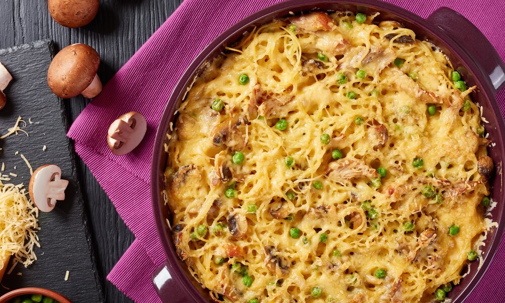Spaghetti Torte mit Pilzen und Erbsen | © gettyimages / from_my_point_of_view