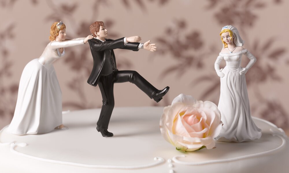 Hochzeitstorte mit Paaraufsteller | © gettyimages / Peter Dazeley