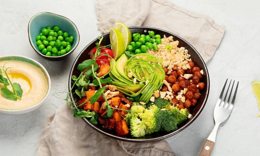 Buddah Bowl mit Tahini-Dressing | © gettyimages / bit245