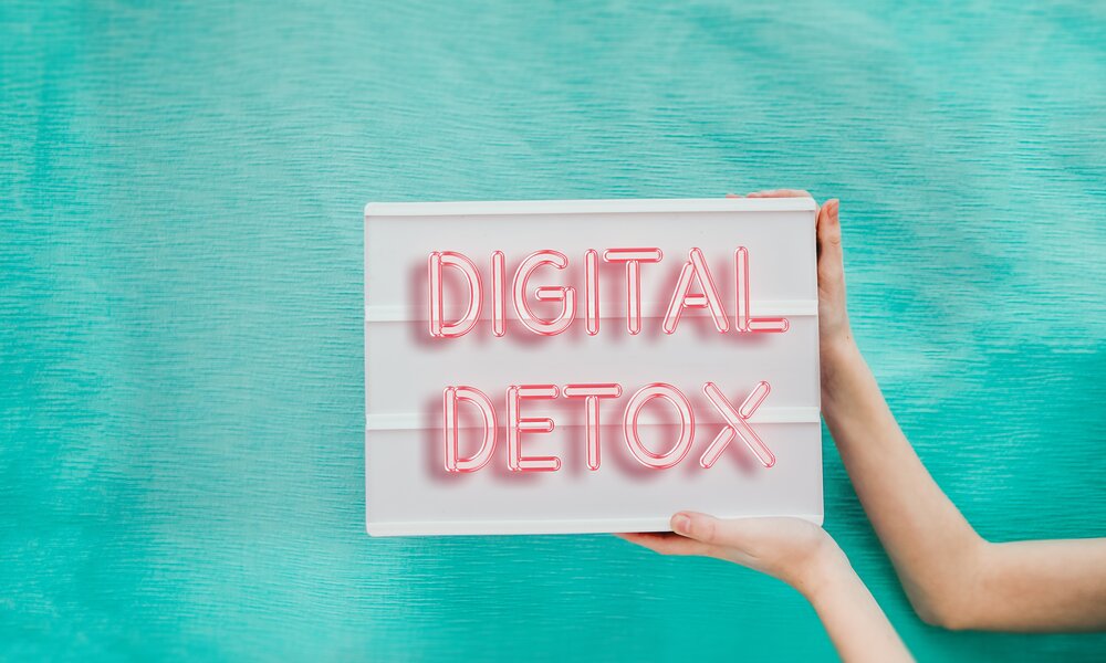 Digital detox Schild | © gettyimages / Carol Yepes