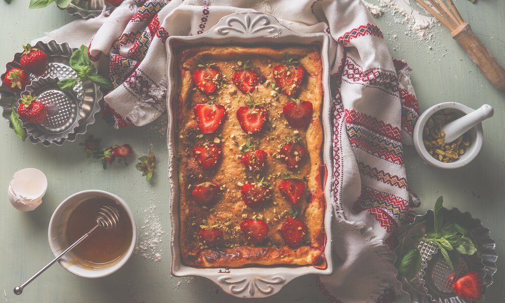 Quarkauflauf mit Erdbeeren und Pistazien | © gettyimages / VICUSCHKA
