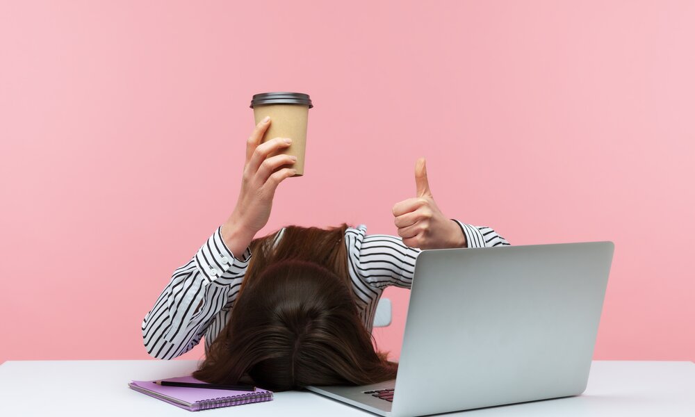 Frau mit Kopf auf Laptop | © gettyimages / Khosrork