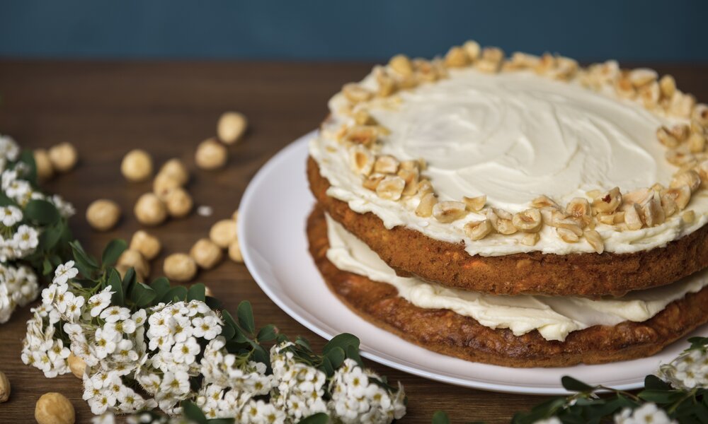Möhrenkuchen mit Frosting und Nüssen | © gettyimages / Grygorii Shvets