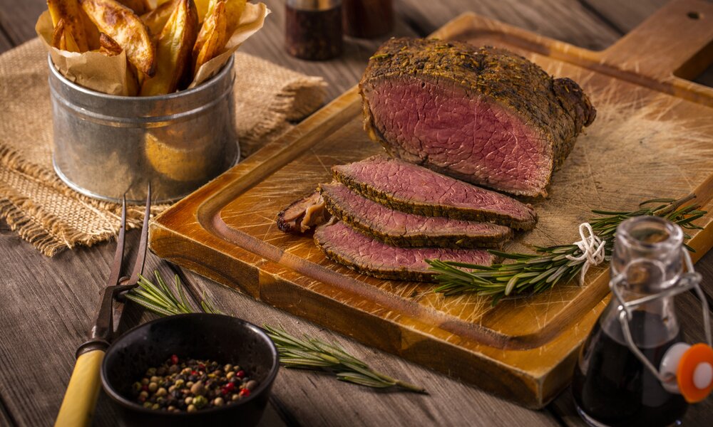Roastbeef mit Pommes | © gettyimages / monkee_leelu