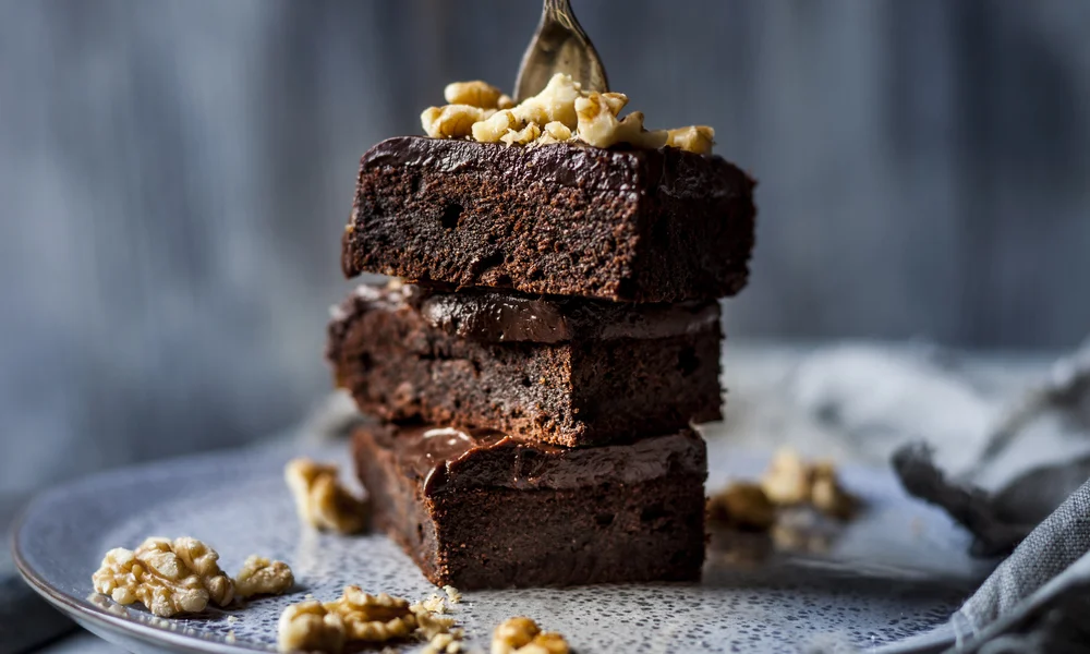 So werden sie besonders saftig: Extra schokoladige Schoko-Brownies