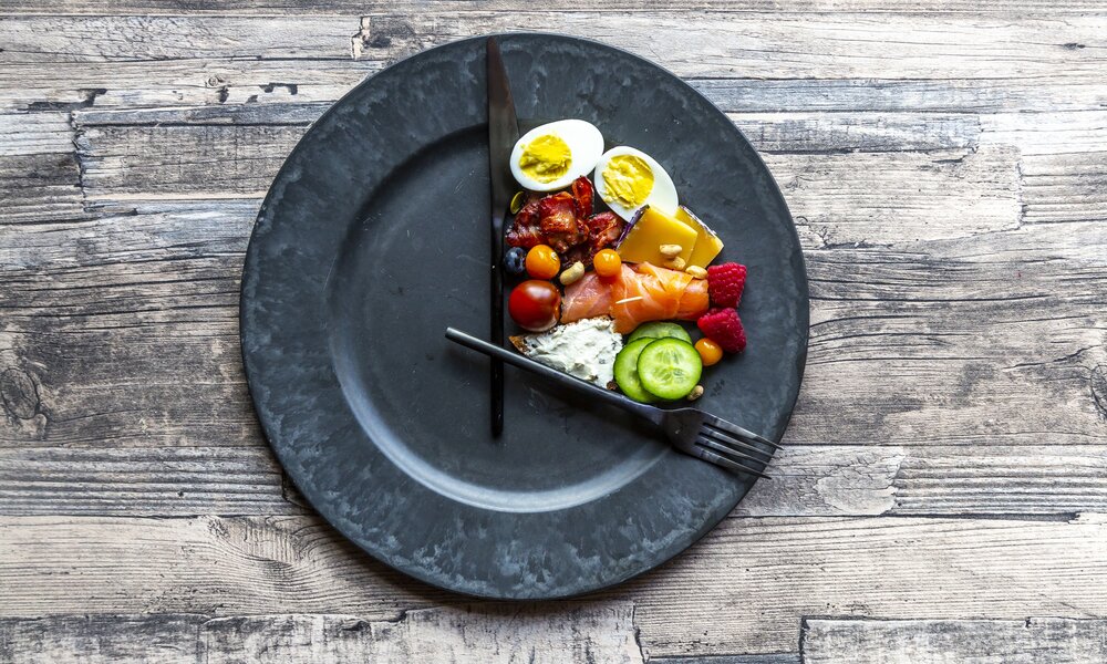 Essen auf Teller | © gettyimages / lacaosa