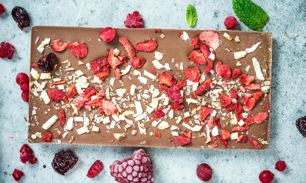 Schokolade mit Beeren und Mandeln | © gettyimages / merc67