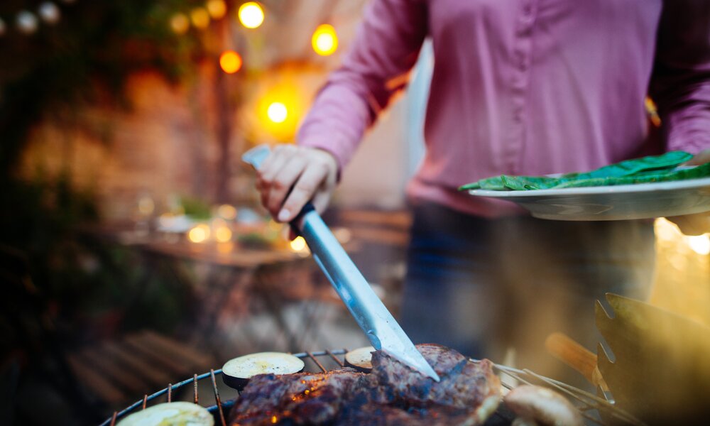 Grillen im eigenen Garten – was ist erlaubt und was ist verboten? | ©  Getty Images / Guido Mieth