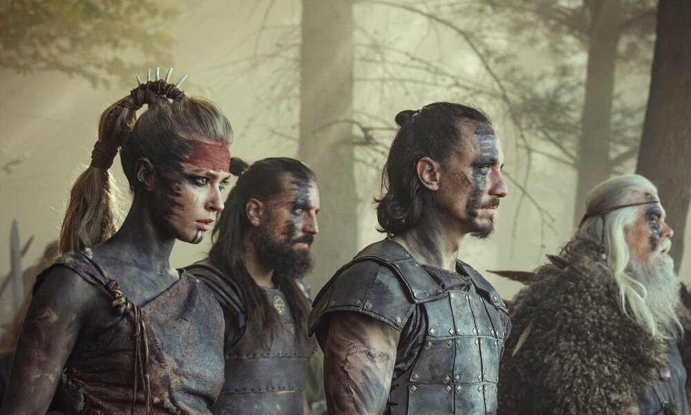 Jeanne Goursaud und Laurence Rupp spielen Hauptrollen in Staffel 2 der Netflix Serie "Barbaren" | © Netflix/Krzysztof Wiktor