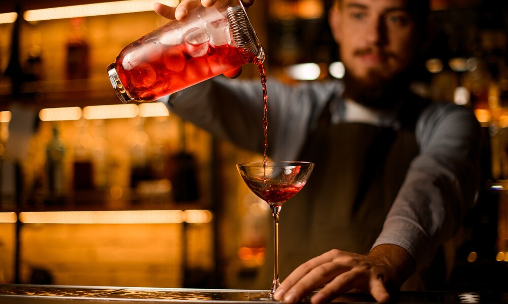 Barkeeper mixt Drink | © Getty Images / MaximFesenko