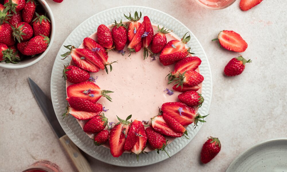 Erdbeer-Cheesecake von oben | © Getty Images / Anne DEL SOCORRO