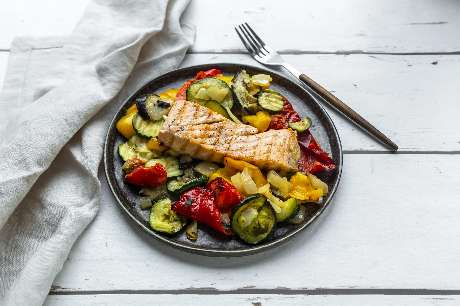 Gegrillter Zitronen-Lachs mit Sommergemüse