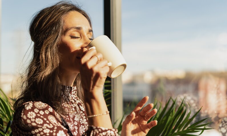 Frau trinkt Kaffee | © Getty Images / Raul Ortin