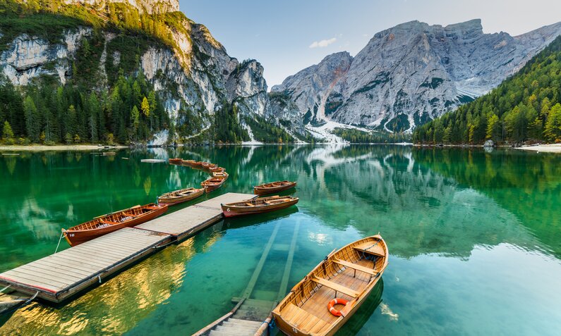 Der Pragser Wildsee – Ein atemberaubendes Natur-Spektakel | ©  Getty Images / Anton Petrus