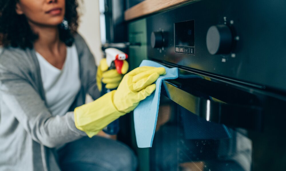 Mit diesen Hausmitteln bekommst du deinen Backofen wieder richtig sauber  | ©  Getty Images / VioletaStoimenova