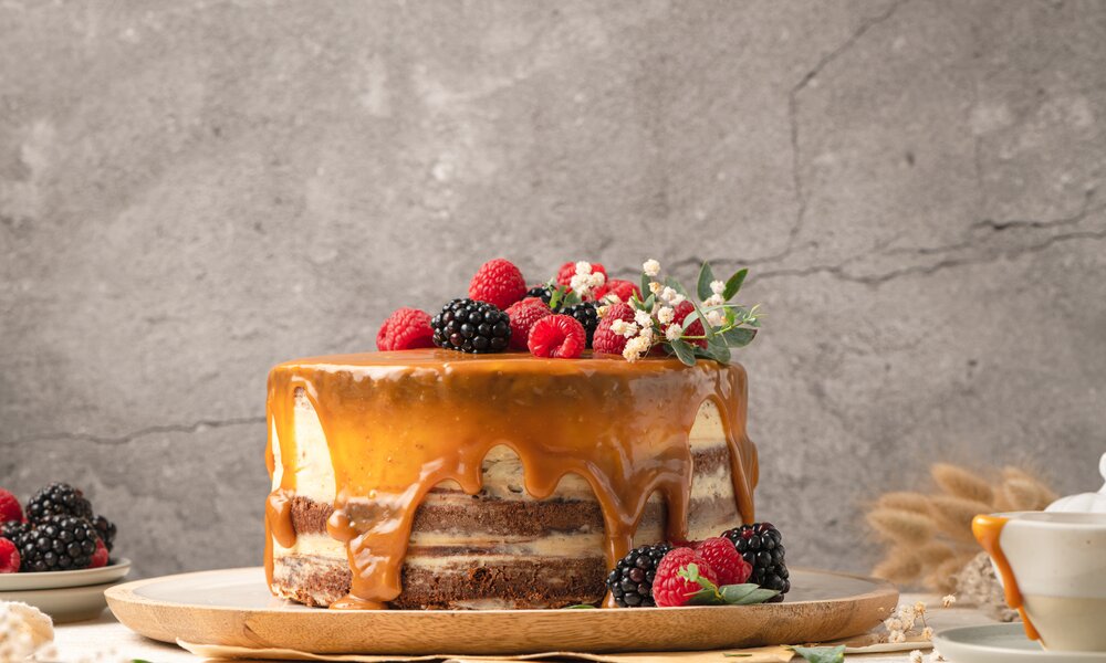 Naked Cake mit Salzkaramell | © Getty Images / AnaMOMarques