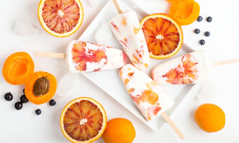 Eis am Stiel mit Orangen und Aprikosen | © Getty Images / istetiana