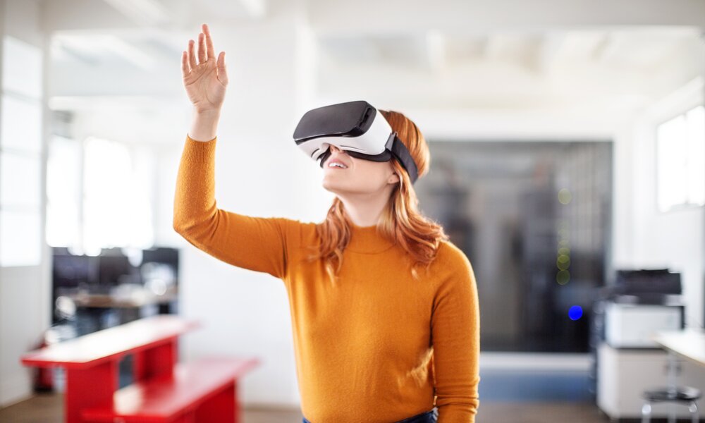 Frau mit VR-Brille | © Getty Images/Luis Alvarez