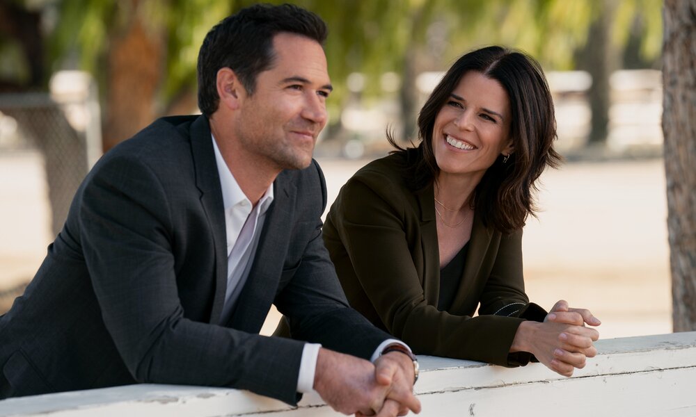 Manuel Garcia-Rulfo und Neve Campbell in der Netflix-Serie "The Lincoln Lawyer" Staffel 2 | © Netflix